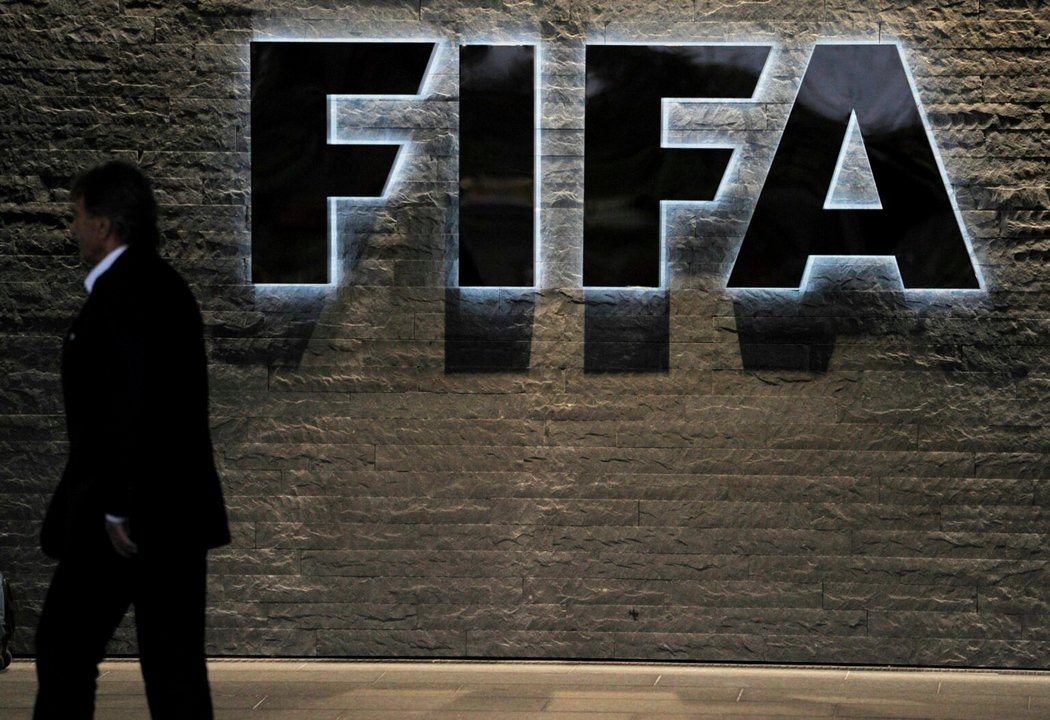 Imagen de archivo del logo de la FIFA en la sede del organismo en Zúrich, Suiza. EFE/Steffen Schmidt
