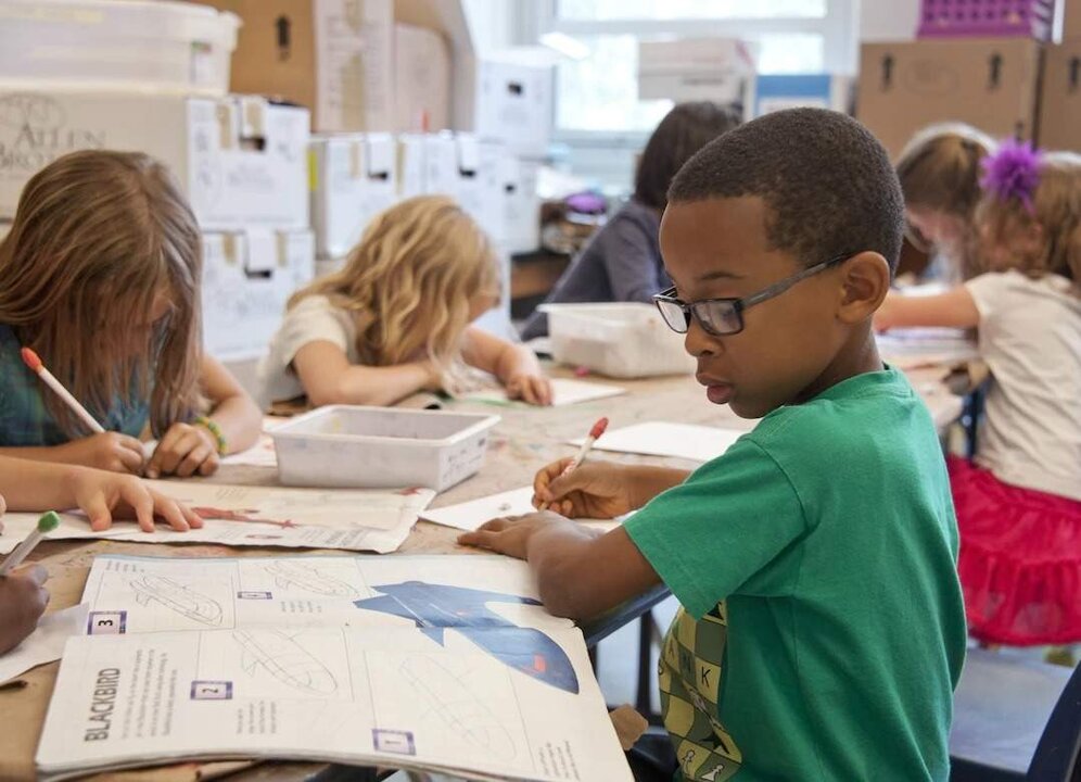 Niños estudiando/UNSPLASH