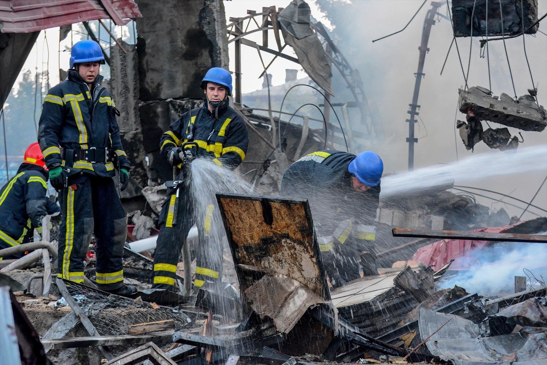 Ataques masivos rusos en Ucrania provocan apagones y dejan seis muertos